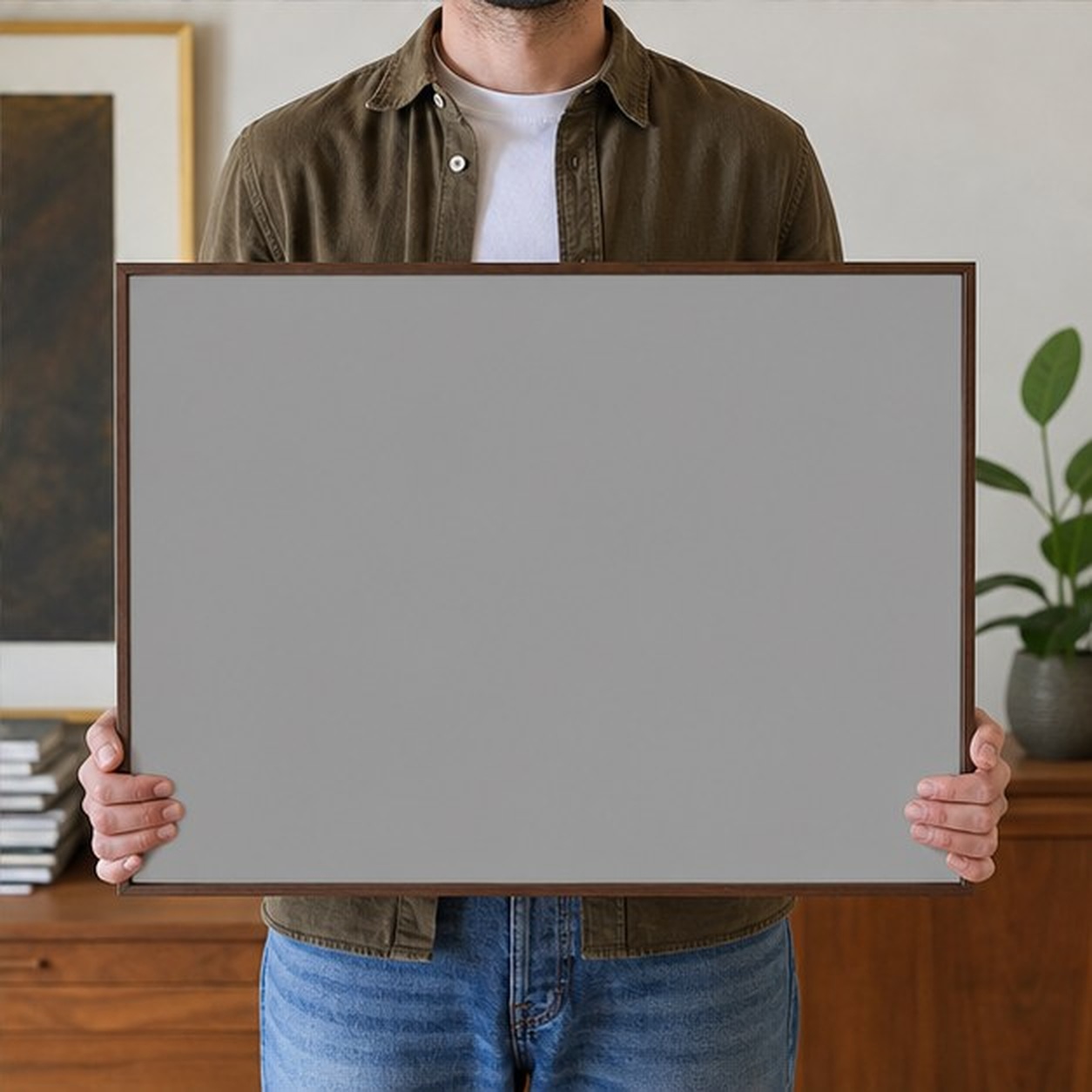 Coleccionista sosteniendo una obra enmarcada